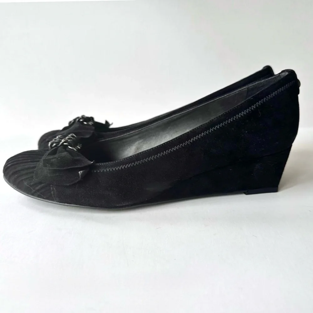 NWOB Stuart Weitzman ‘Pleats’ Chain Bow Wedges in Black Suede Size 8 - Picture 5 of 10